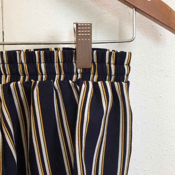 Striped shorts with elastic band - Picture 3 of 4